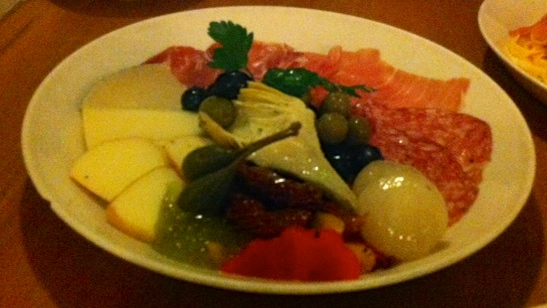 Mädchenitaliener Antipasto Misto